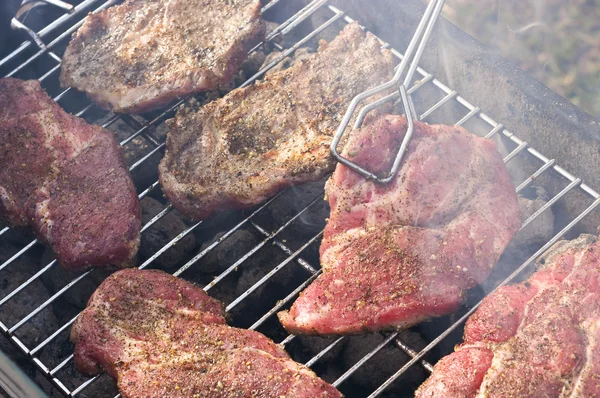 Bakken chuck steaks op de barbecue — Stockfoto