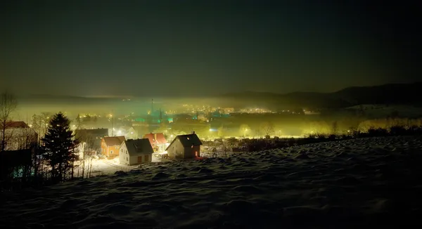 Vista nocturna de invierno en la pequeña ciudad con niebla — Foto de Stock