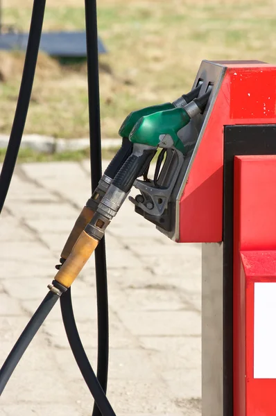 Distributore di carburante rosso con pistole verdi — Foto Stock