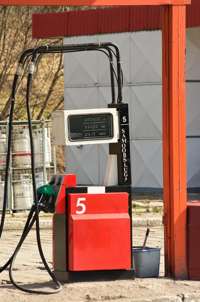 Distribuidor de combustible rojo en Polonia — Foto de Stock