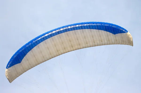 Weißer und blauer Gleitschirm mit Seilen — Stockfoto