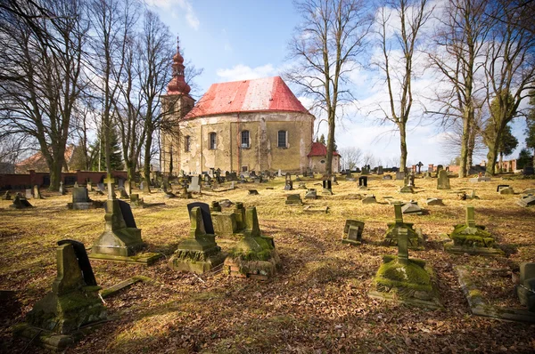 Kyrkogården scen med massa gravar och kyrkan — Stockfoto