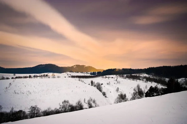 Vinter Nattscen i kullarna med vacker himmel — Stockfoto