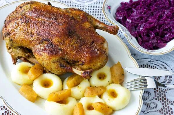 Duck with dumplings and red cabbage — Stock Photo, Image