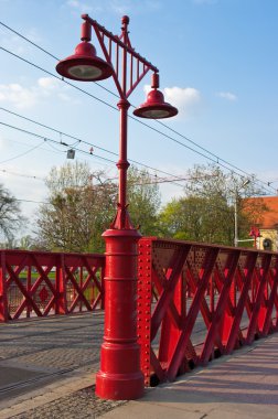 Wroclaw bölgesindeki eski metal fener, Polonya ile köprü