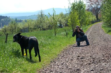 kadın köpeğini bir yudum alarak