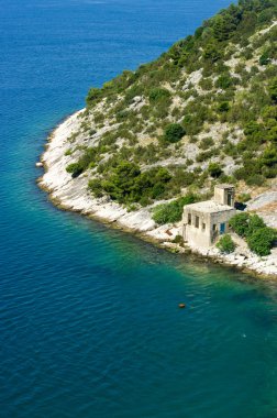 Hırvatistan'da garip bina kayalık deniz kıyısı
