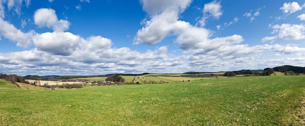 Mavi gökyüzü ve bulutlar ile kırsal panorama — Stok fotoğraf