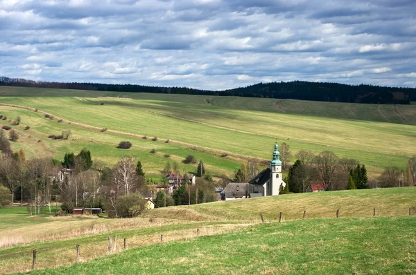 Dorf in den Hügeln im Frühling — Stockfoto