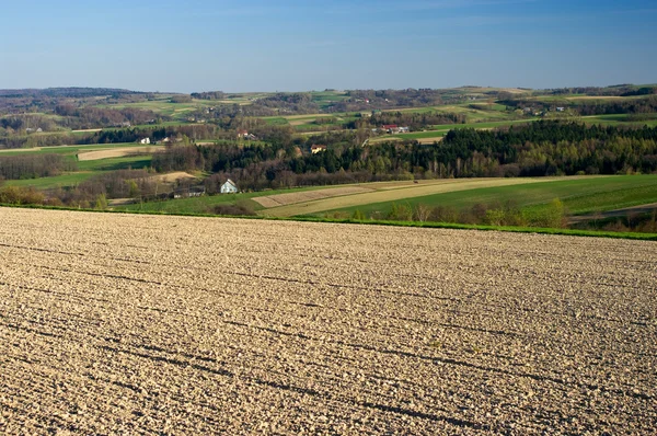 Landschaft mit gepflügtem Feld auf dem ersten Plan — Stockfoto