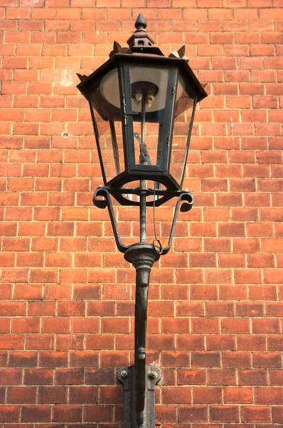 Oude gas lantaarn op de muur — Stockfoto