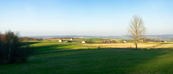 Lente panorama in de heuvels van de Karpaten — Stockfoto