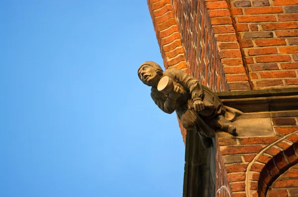 मध्ययुगीन चर्च की दीवार पर बिल्डर मूर्ति — स्टॉक फ़ोटो, इमेज