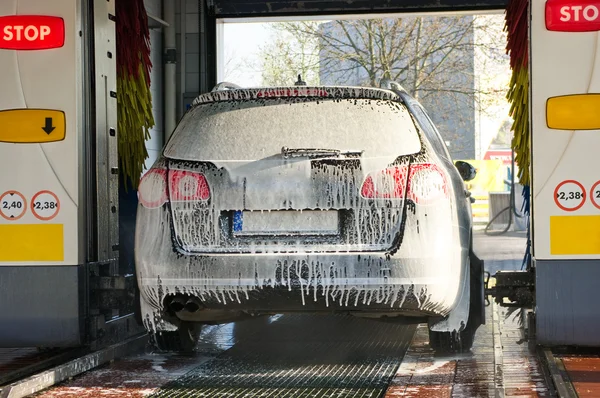 Myjnia samochodowa podczas pracy — Zdjęcie stockowe