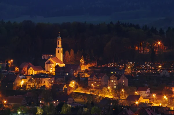 Pequeño pueblo polaco en las colinas durante el crepúsculo —  Fotos de Stock