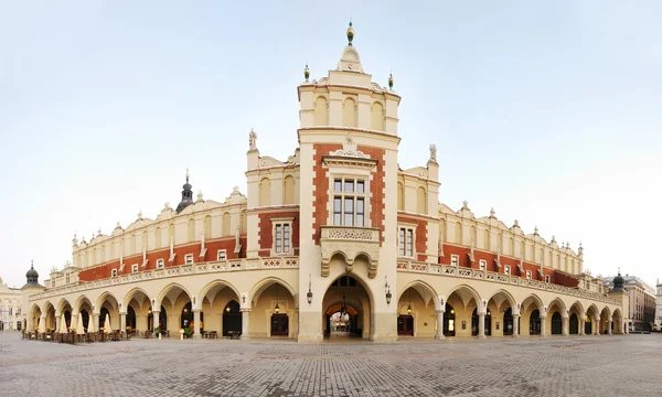 Edificio Sukiennice a Cracovia in strana prospettiva, Polonia — Foto Stock
