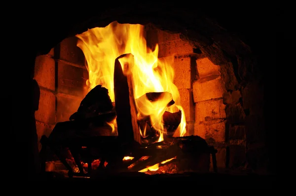 Vlammen in de open haard oude bakstenen — Stockfoto