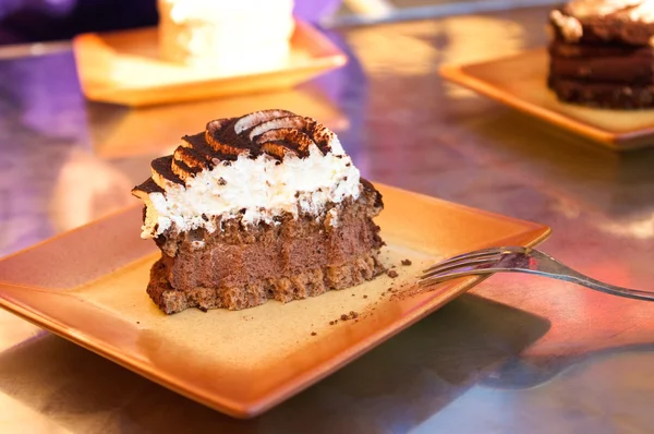 Kawałek pysznego ciasta na talerzu — Zdjęcie stockowe