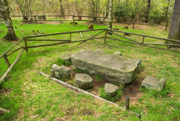 ポーランドでの古代裁判所の石のテーブル — ストック写真