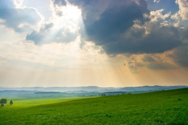 Grön scen med dramatisk himmel — Stockfoto