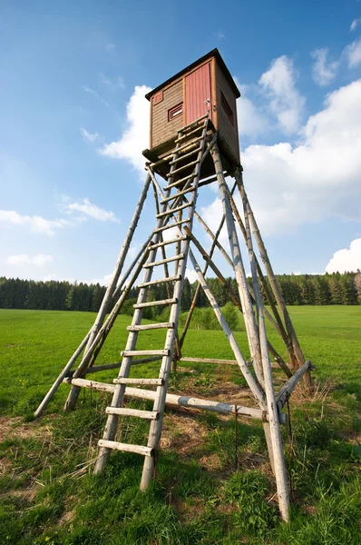 Torre de caza en el prado — Foto de Stock