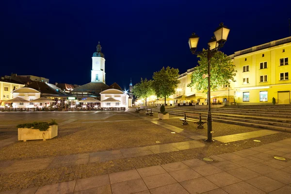 Plaza de la ciudad en Biajalá ystok por la noche, Polonia — Foto de Stock