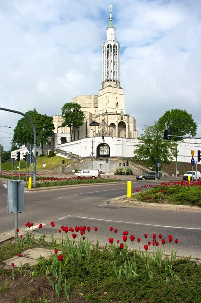 Kavşağı yakınında beyaz kilise st. roch Bialystok, Polonyacruce de caminos cerca de la iglesia blanca de San Roque en bialystok, Polonia — Stok fotoğraf