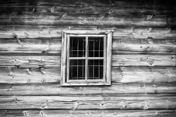 Fenêtre dans ancien chalet de style rétro — Photo
