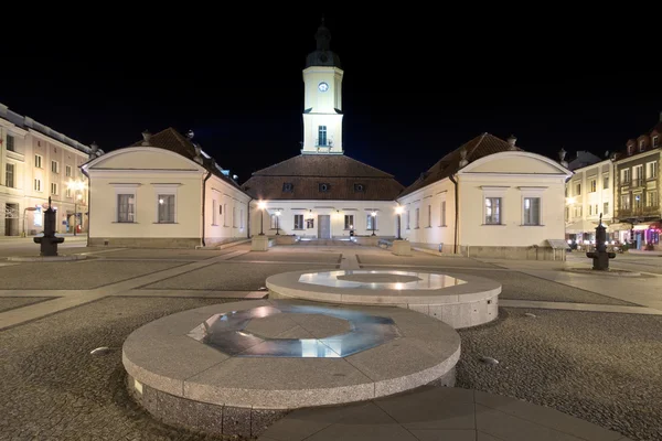 Plaza de la ciudad en Biajalá ystok por la noche, Polonia —  Fotos de Stock