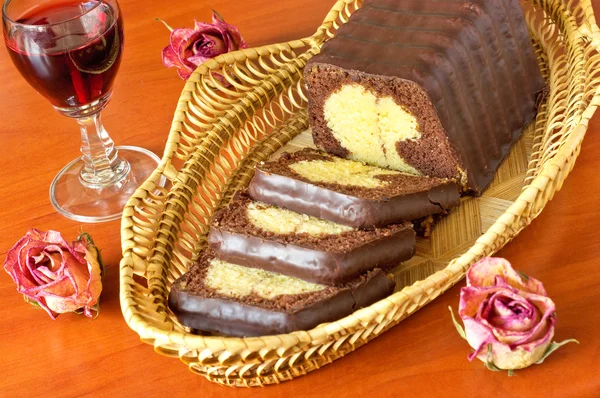 Leckerer Kuchen mit Schokolade auf dem Korb — Stockfoto