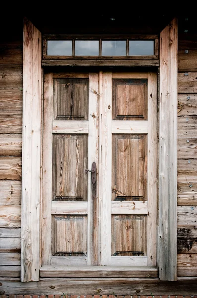 Старая дверь в деревянном коттедже — стоковое фото