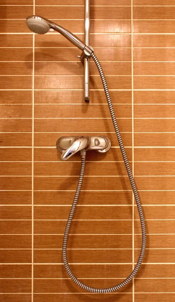 A barna falon zuhany — Stock Fotó