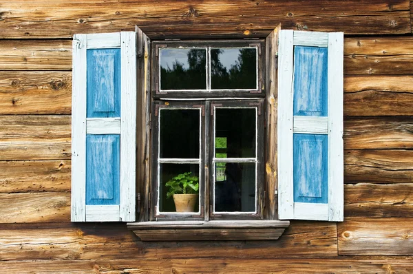 Ventana con persianas azules en pared de madera vieja —  Fotos de Stock