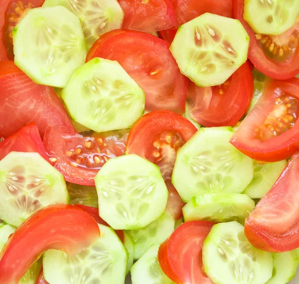 Salatalık ve domates salatası — Stok fotoğraf