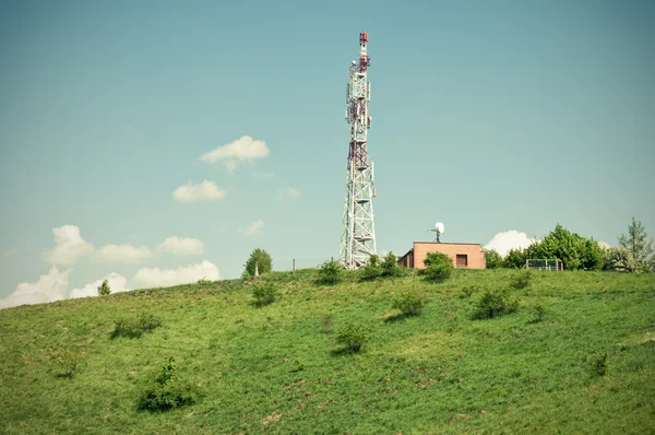 Groene scène met zender op de heuvel — Stockfoto