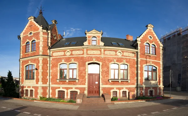 Antiguo edificio desde una extraña perspectiva en Bydgoszcz, Polonia —  Fotos de Stock