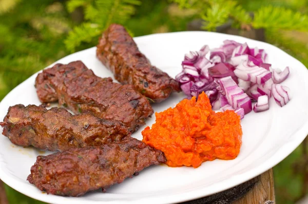 Традиційні страви з айварською пастою та червоною цибулею — стокове фото