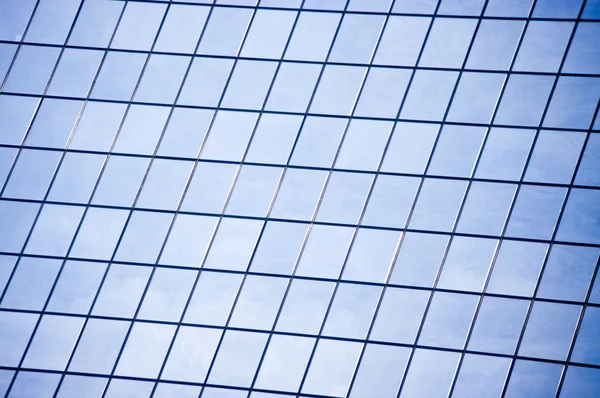 Pared de cristal con muchas ventanas en rascacielos — Foto de Stock