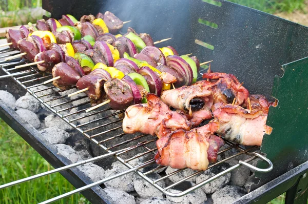 Sjasliek met pluimvee harten en spek op grill — Stockfoto