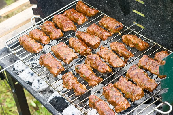 Traditionele Kroatische cevapcici op de grill — Stockfoto