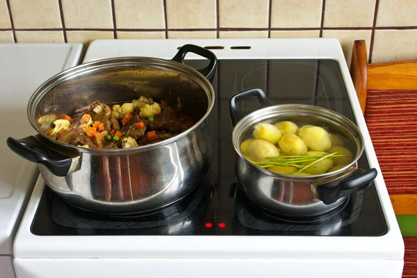 夕食の準備の間に電気炊飯器 — ストック写真