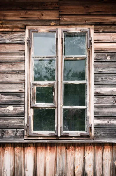 Vieille fenêtre en chalet en bois — Photo