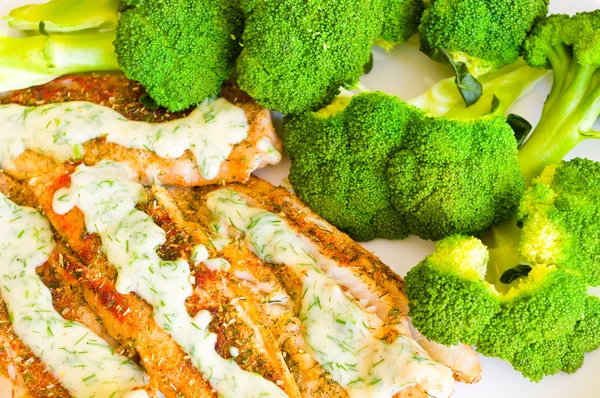 Brokoli ve dereotu soslu balık — Stok fotoğraf