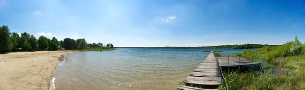 Panorama mit Seebrücke und See — Stockfoto