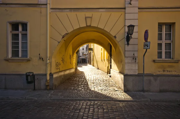 Gevaarlijke archway in de oude stad — Stockfoto