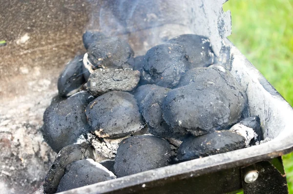 Уголь на гриле — стоковое фото