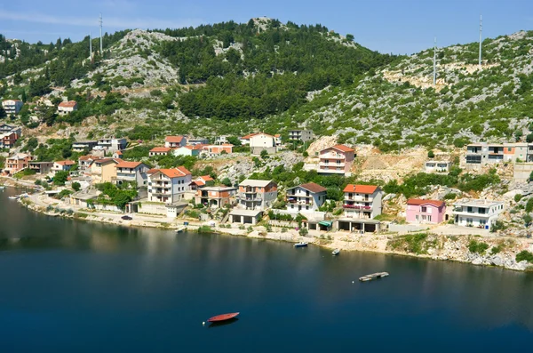 Pequeño pueblo costero en Croacia — Foto de Stock