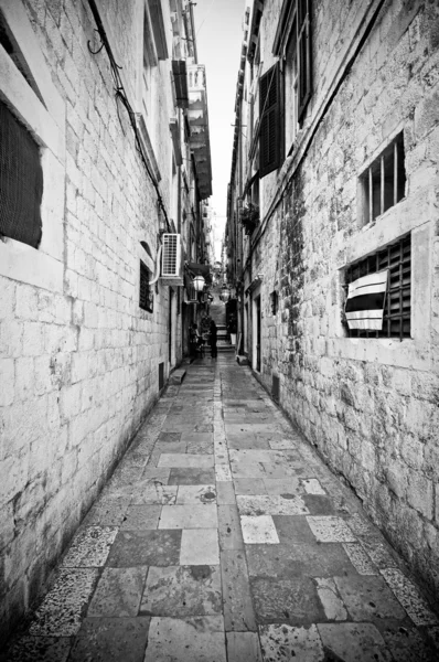 Narrow street in Dubrovnik, Croatia — Stock Photo, Image