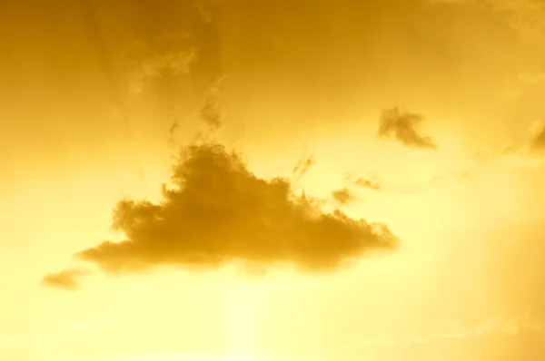 Nuvem separada durante o pôr-do-sol dourado — Fotografia de Stock