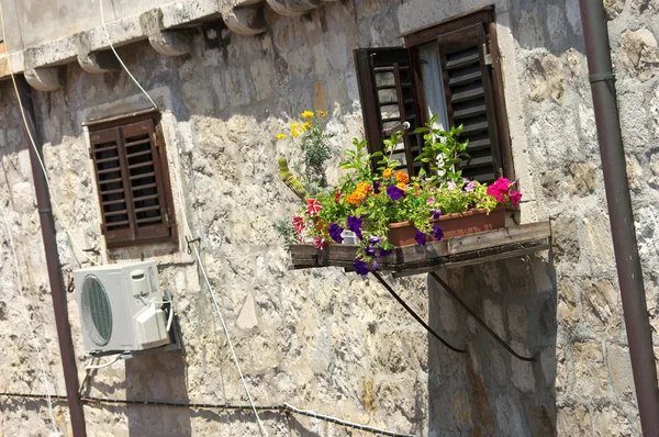 Старое окно с цветочным ящиком — стоковое фото